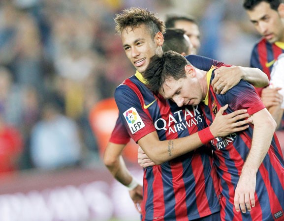نيمار يهنئ ميسي بالفوز على ريال مدريد في المباراة السابقة بالليغا رويترز