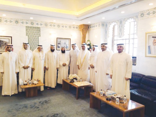 مبارك الخرينج وسعود الحريجي مع رئيس المجلس البلدي مهلهل الخالد واعضاء المجلس بحضور علام الكندري