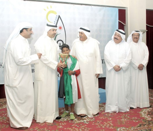 رئيس النادي البحري يكرم البطل عبدالعزيز الصعيب 