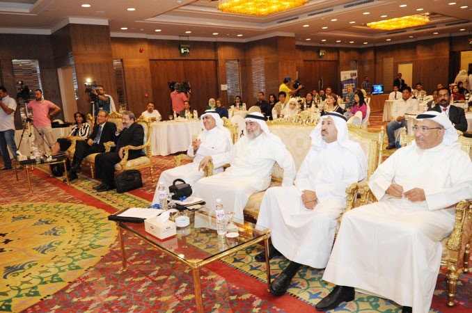 يوسف النصف متقدما المشاركين في المؤتمر	 قاسم باشا﻿