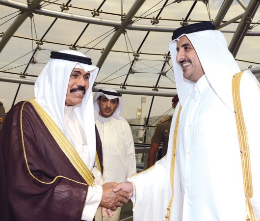 سمو ولي العهد الشيخ نواف الاحمد مصافحا امير قطر لدى وصوله الى البلاد ﻿
