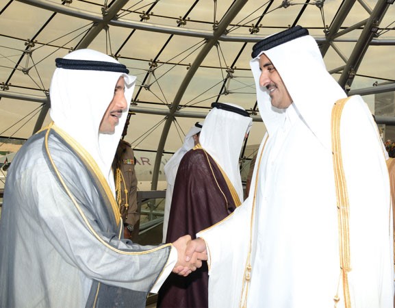 مرزوق الغانم مصافحا صاحب السمو الشيخ تميم بن حمد﻿