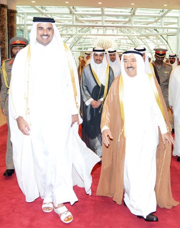صاحب السمو الامير الشيخ صباح الاحمد في استقبال امير قطر لدى وصوله الى البلاد ﻿