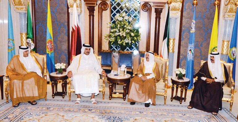 صاحب السمو الامير الشيخ صباح الاحمد خلال لقائه امير قطر بحضور سمو ولي العهد الشيخ نواف الاحمد ﻿