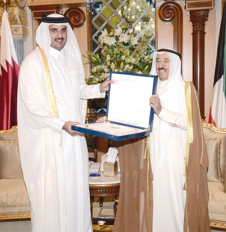 صاحب السمو الامير الشيخ صباح الاحمد يقلد امير دولة قطر سمو الشيخ تميم بن حمد بن خليفة ال ثاني وسام قلادة مبارك الكبير