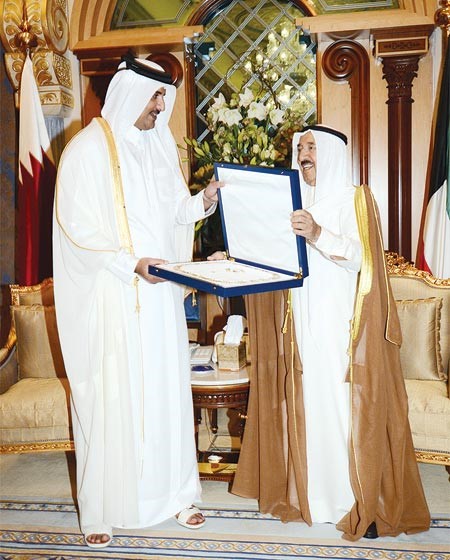 صاحب السمو الامير الشيخ صباح الاحمد يقدم قلادة مبارك الكبير الى صاحب السمو الشيخ تميم بن حمد