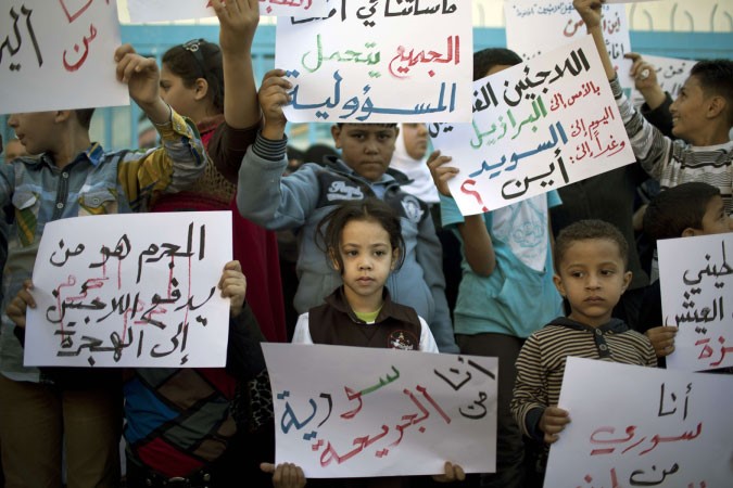 فلسطينيون يحتجون امام مقر الامم المتحدة في غزة على تجاهل منظمة الاونروا للاجئين في سورية افپ