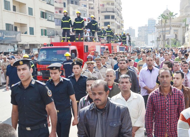 جثامين رجال الشرطة المقتولين في هجوم دلتا النيل امس محمولة على سيارة اطفاء خلال تشييعهما ف پ