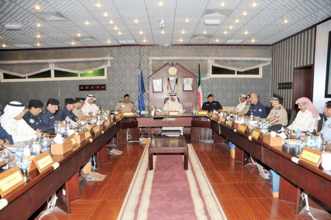 الشيخ محمد الخالد مترئسا الاجتماع بحضور وكلاء الداخلية المساعدين ومسؤولين عن قطاعات اخرى﻿