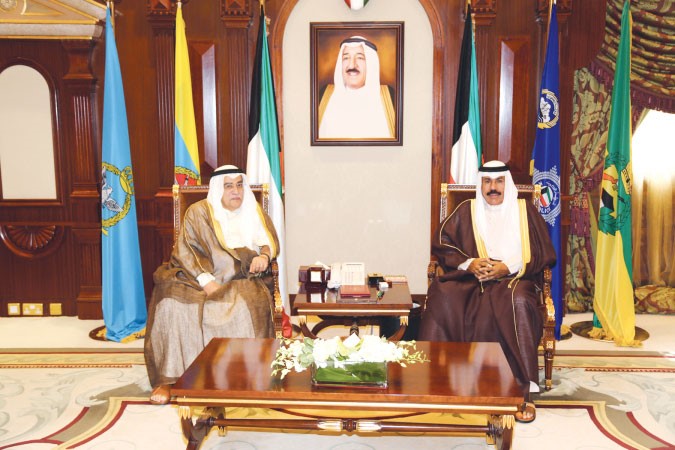 سمو ولي العهد الشيخ نواف الاحمد مستقبلا الشيخ علي الخليفة﻿