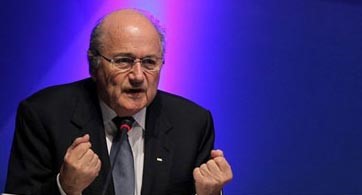 بالفيديو.. بلاتر يسخر من رونالدو.. يصرف أمواله على شعره .. وميسي الأفضل