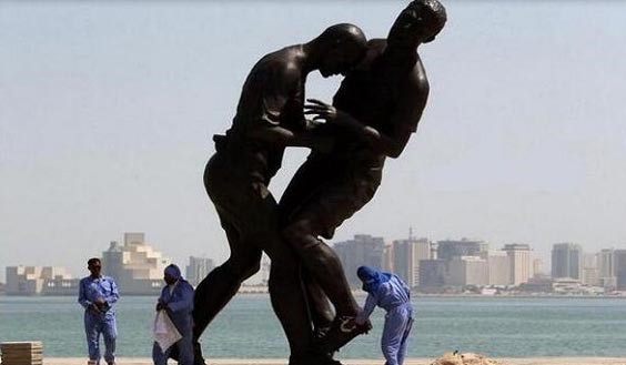 بالصور.. إزالة تمثال " نطحة زيدان " من كورنيش الدوحة