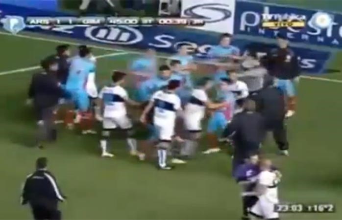 بالفيديو.. «حرب شوارع» في الدوري الأرجنتيني بسبب الكرة المثقوبة!