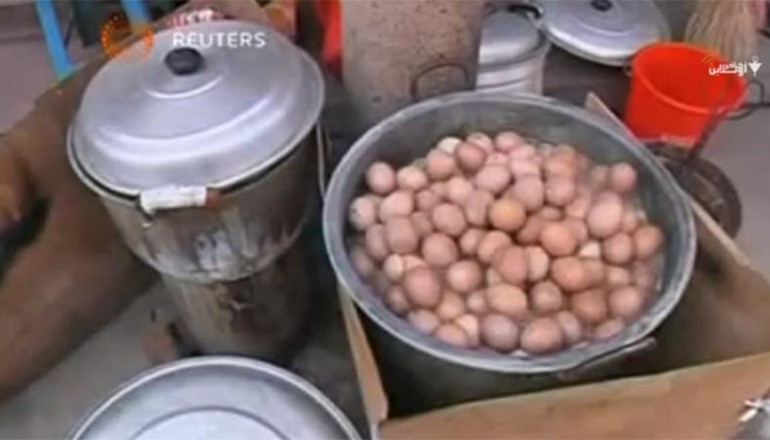 بالفيديو.. صينيون يستمتعون بأكل البيض «المسلوق» في بول الأطفال للوقاية من الأمراض!
