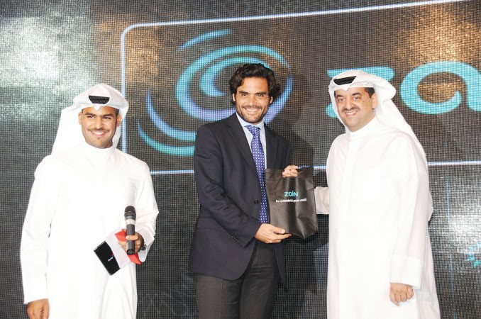 وليد الخشتي مكرما نائب رئيس جامعة IE Business school ويبدو الاعلامي عمر العثمان انور الكندري