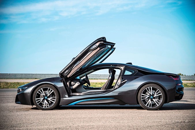سيارة BMW i8 الثورية العنوان الأهم في معرض دبي الدولي للسيارات
