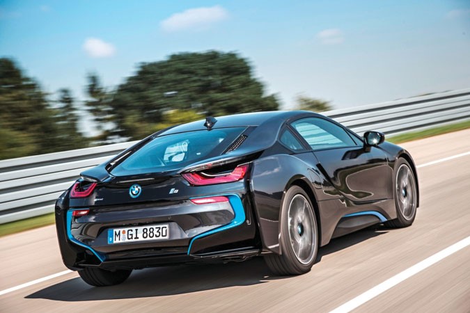 سيارة BMW i8 الثورية العنوان الأهم في معرض دبي الدولي للسيارات