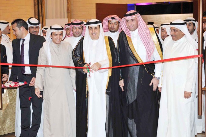 عبد العزيز الخالدي والشيخ مالك الصباح وبدر الدبوس خلال قص شريط افتتاح المعرضهاني عبدالله