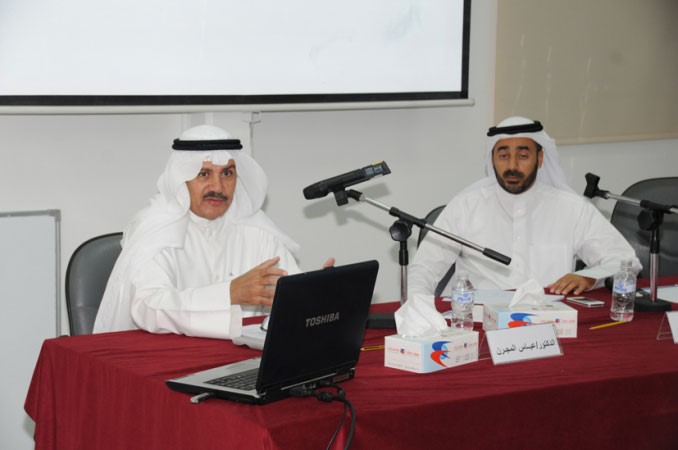 دعباس المجرن متحدثا خلال الندوة انور الكندري