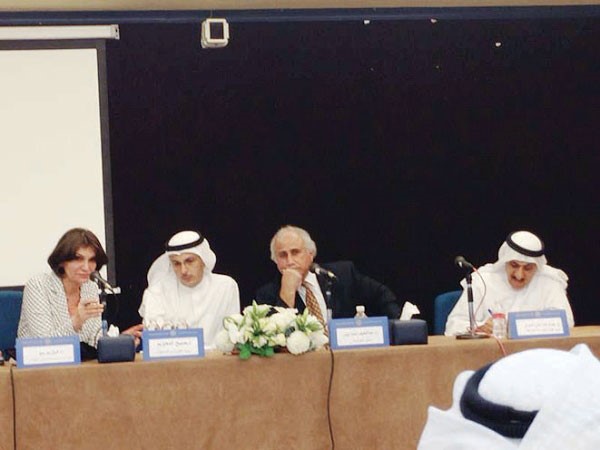 دعبداللطيف البدر ودصبيح المخيزيم ودمنال بوربيع ودعبدالرضا اسيري خلال اللقاء﻿