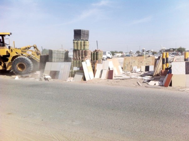 احدى اليات البلدية خلال ازالة المخالفات في سكراب امغرة
