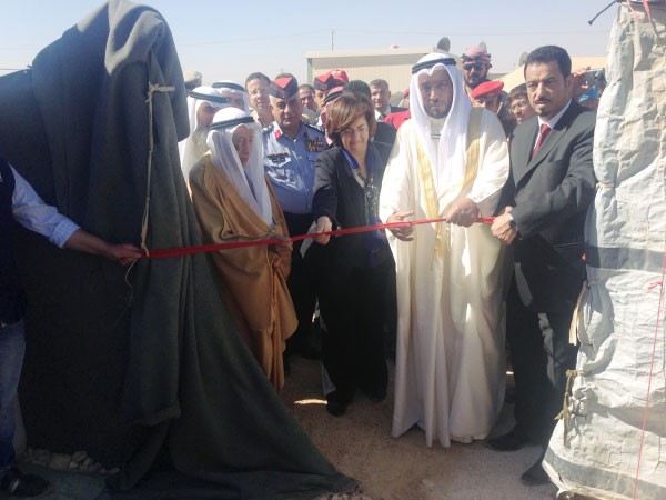 دعبد الله المعتوق والسفير دحمد الدعيج ويوسف الحجي خلال افتتاح القرية النموذجية