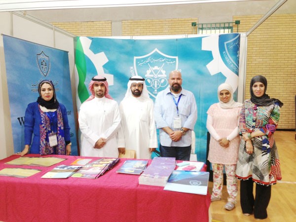 المهندسون والمهندسات في جناحهم بملتقى المباني الذكية﻿