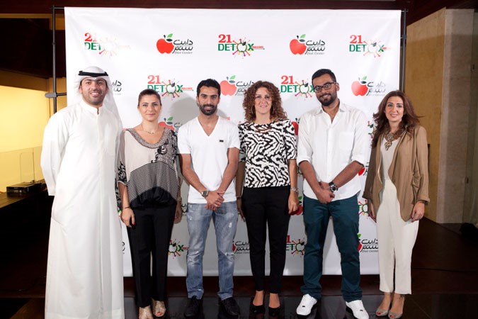 اللاعب وليد علي يتوسط فريق دايت سنتر 