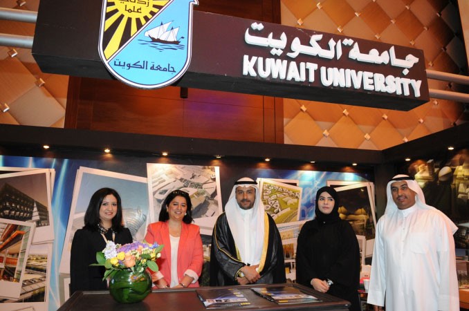 وخلال جولته في جناح جامعة الكويت بالمعرض وتبدو درنا الفارس﻿
