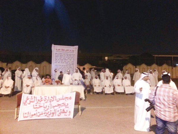 عدد من اهالي منطقة العمرية خلال الاعتصام