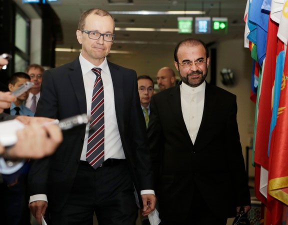 المبعوث الايراني لدى الوكالة الذرية رضا نجيفي وتيرو فارجورانتا نائب مدير الوكالة قبيل اجتماعهما في فيينا امس	افپ ﻿