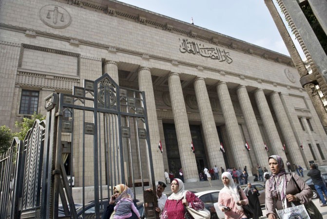 نساء يغادرن دار القضاء العالي بعد الجلسة الثانية لمحاكمة الاخوان امس افپ
