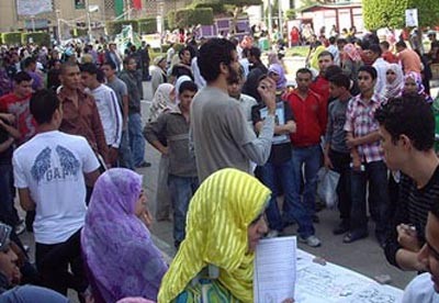 إصابة عدد من الطلاب الجامعيين في «اشتباكات» بين مؤيدي مرسي ومعارضيه
