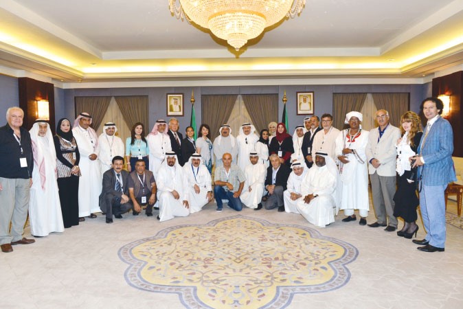 الشيخ ناصر صباح الاحمد مستقبلا اعضاء جمعيات ونقابات الفن التشكيلي في الوطن العربي المشاركين في المؤتمر الدولي للفن المعاصر في الكويت ﻿