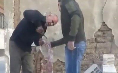 بالفيديو.. رجل سوري محاصر يذبح قطة ويأكلها