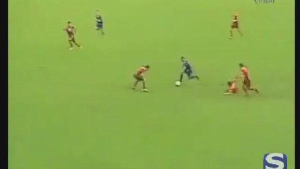 بالفيديو.. راوغ نصف الفريق .. ثم احتفل