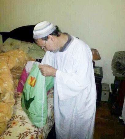 ويجمع اغراضه