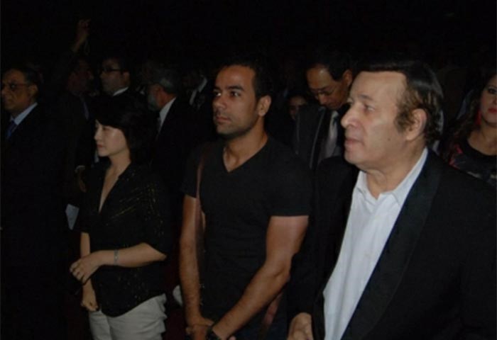 بالصور.. قبلات سعيد صالح لزوجته تثير الاستغراب!