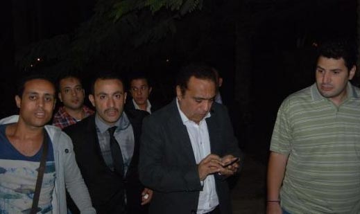 بالصور.. لماذا ضحك الفنانون في عزاء والد أحمد عز