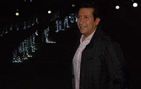 بالصور.. لماذا ضحك الفنانون في عزاء والد أحمد عز