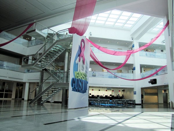 مستشفى «السيف» يشارك جامعة «الخليج» في الأسبوع التوعوي «Think Pink»