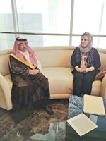 سميرة الغريب مع بندر بن فهد ال فهيد على هامش فعاليات الاجتماع