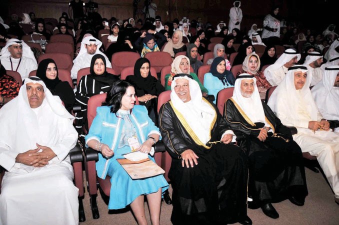 الشيخ علي الجراح وفاطمة الامير وكبار الحضور خلال الاحتفال