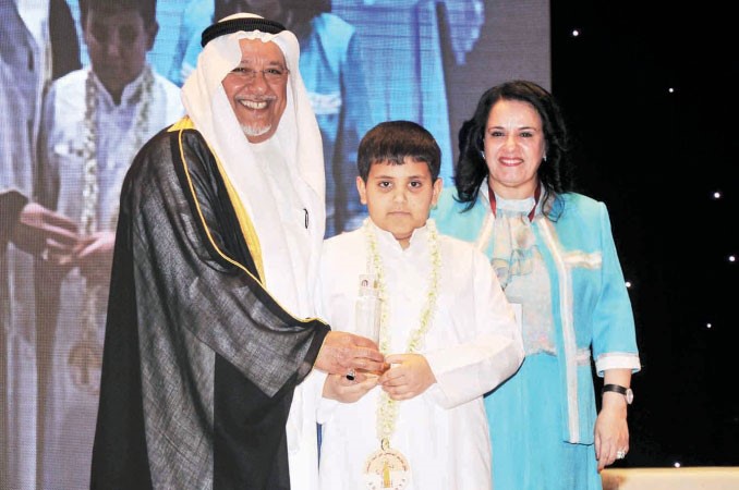 تكريم احد ابناء الشهداء 
