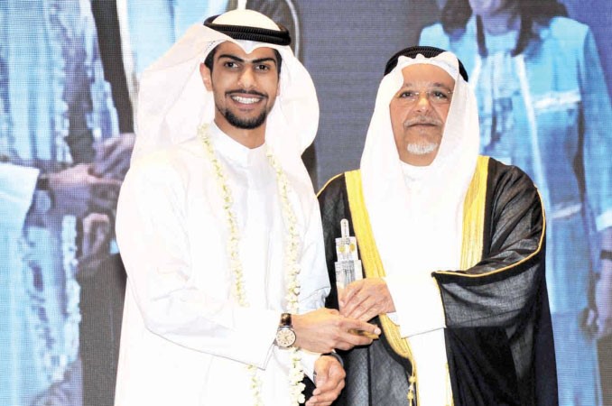 ويكرم احد الطلبة