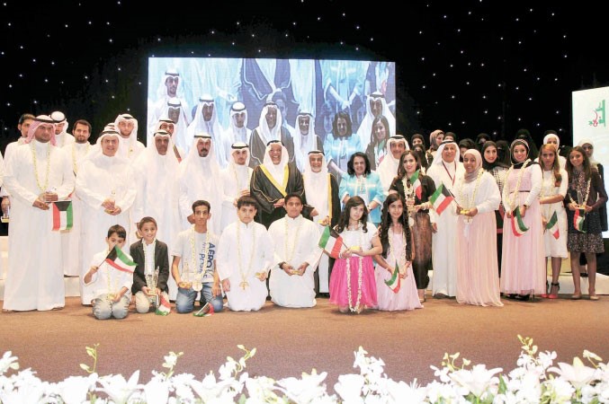 الشيخ علي الجراح وفاطمة الامير مع الطلبة الفائقين خلال حفل التكريم محمد خلوصي