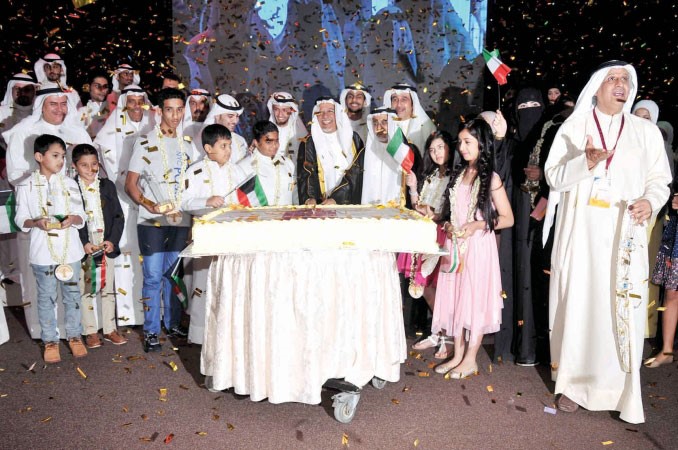 الشيخ علي الجراح يشارك ابناء الشهداء قطع كعكة الاحتفال
