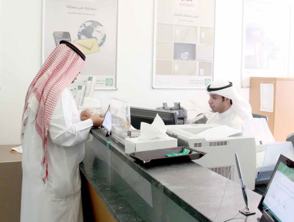 احد العملاء يتلقى الخدمة