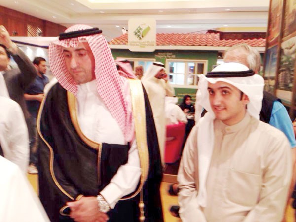 بدر الدبوس مستقبلا الشيخ مالك الحمود الصباح اثناء زيارته للمعرض