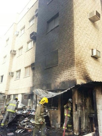اثار الحريق كما بدت على واجهة البناية﻿